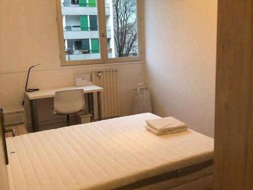 a room with a bed and a desk and a window at Chambre Privée Cosy- Dans Appartement Moderne en Colocation- Tram A -P2-4 in Lormont