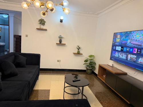 TV a/nebo společenská místnost v ubytování Serene Modern Escape in Kampala, Ntinda