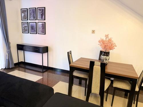 Posezení v ubytování Serene Modern Escape in Kampala, Ntinda