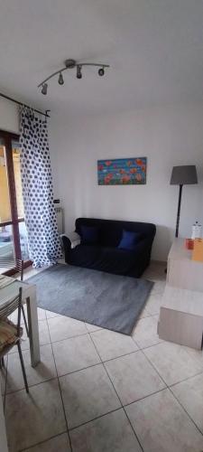 a living room with a couch and a table at B&B Rivoli in Rivoli