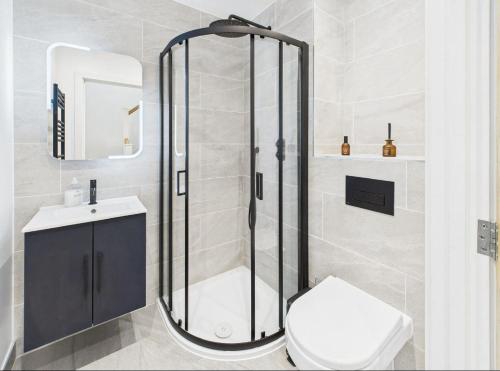 a bathroom with a shower with a toilet and a sink at Elegant 3-Bed Near Station, Pantiles & Calverley in Royal Tunbridge Wells