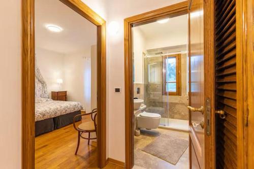 Zimmer mit einem Bad mit WC und einem Schlafzimmer. in der Unterkunft Casale il Gugnolo in Castiglione dʼOrcia