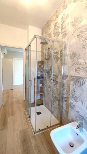 ein Badezimmer mit Dusche und Waschbecken in der Unterkunft Il Cedro in Candelo