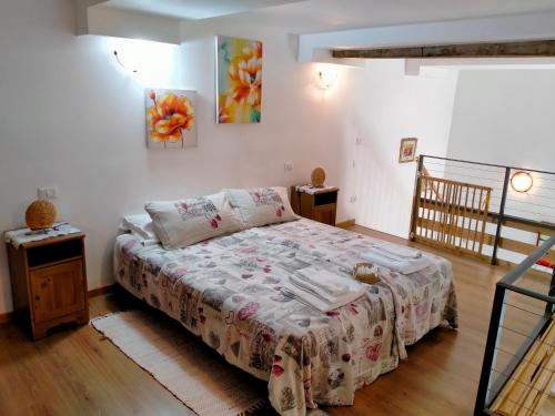 une chambre avec un lit dans une pièce dans l'établissement FeWo Luino Loft, à Luino