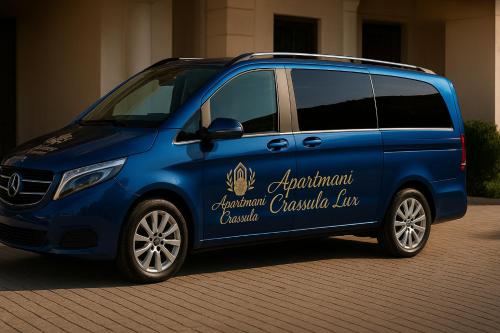 un furgone blu parcheggiato di fronte a un edificio. di Crassula Lux a Surčin