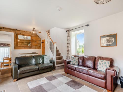 キャッスルトンにあるColtus Landsのリビングルーム(革張りのソファ2台、階段付)