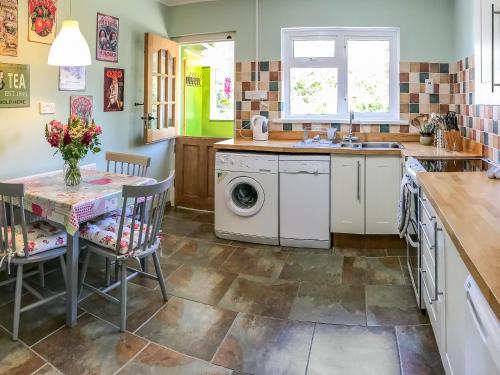 Kuchyň nebo kuchyňský kout v ubytování Smithy Cottage