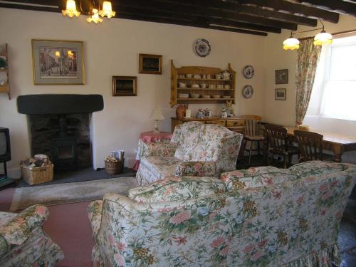 ein Wohnzimmer mit Couch und Kamin in der Unterkunft 3 Townhead Cottages in Grasmere
