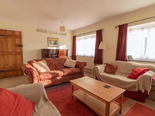 MathryにあるLittle Roostのソファとテーブルのあるリビングルーム