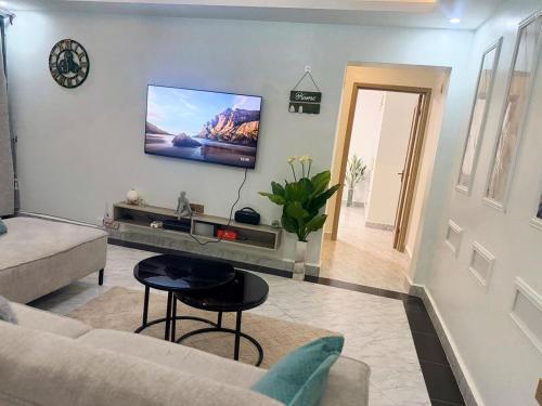 Μια τηλεόραση ή/και κέντρο ψυχαγωγίας στο A Cozy Apartment in Kampala, Ntinda