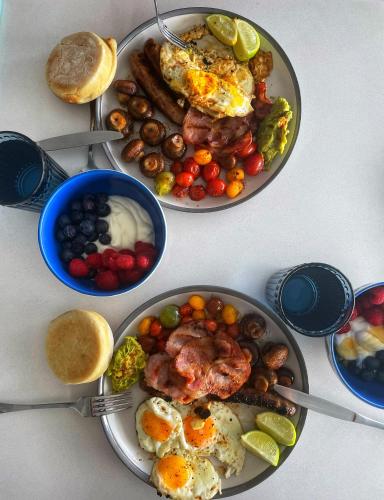 Mountain views oasis في فرانستشوك: ثلاثة أطباق من طعام الإفطار على طاولة