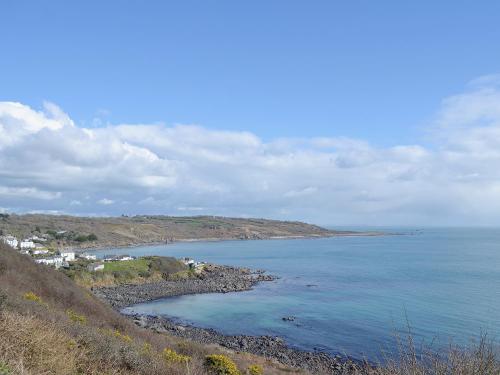 ein Blick auf das Meer von einem Hügel in der Unterkunft Spindrift in Coverack