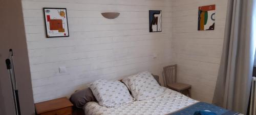 a corner of a room with a couch with pillows at Chambre privée, communs partagés avec autres Locataires in Tregueux