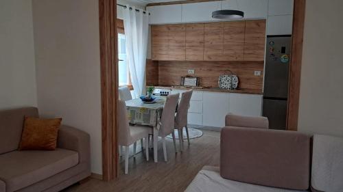 eine Küche mit Tisch und Stühlen in einem Zimmer in der Unterkunft Leonora Lake View Apartment in Pogradec