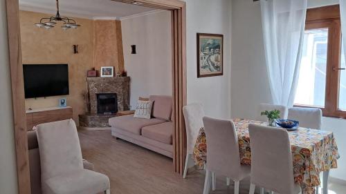 ein Wohnzimmer mit einem Tisch und einem Sofa in der Unterkunft Leonora Lake View Apartment in Pogradec