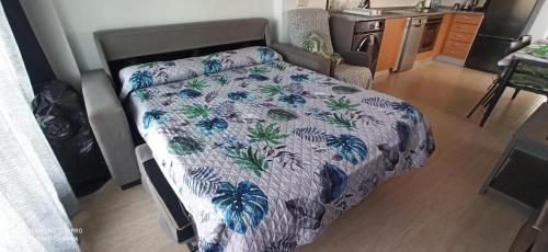 a bedroom with a bed with a blue and white comforter at Relax & Play Panoramic Golf Vinaroz, Sant Jordi Apartment in Vinarós