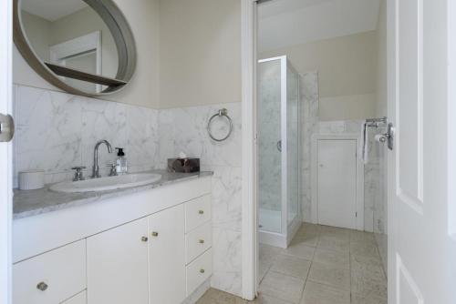 Ένα μπάνιο στο Sunset Sanctuary: Waterfront Home with Balcony and Patio