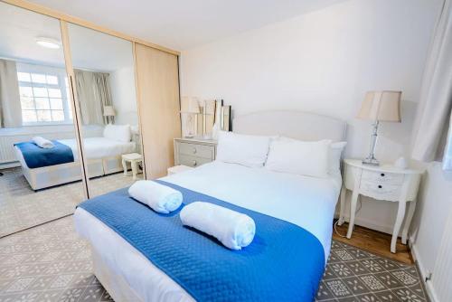 Un dormitorio con una cama grande con dos almohadas encima. en 3 Bed House With Free Parking, Garden & Fast Wifi, en Cardiff