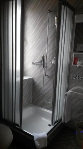 Bilik mandi di Hotel Rätia