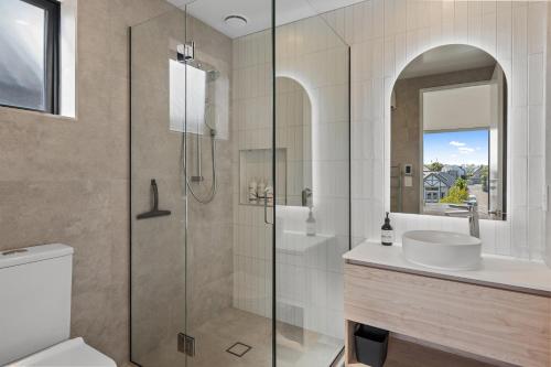 une salle de bains avec douche, toilettes et lavabo dans l'établissement Spacious 3 Bedroom Townhouse Steps from the CBD, à Linwood