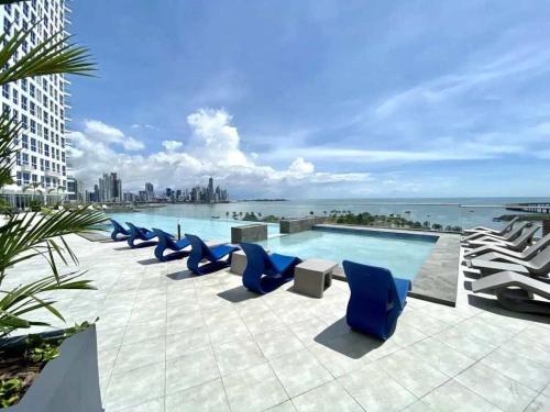 Bazén v ubytování Sky lounge Loft vista al mar, bar en piscina nebo v jeho okolí