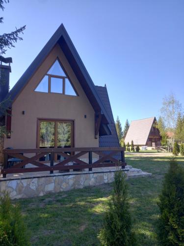 ein Haus mit einem Walmdach in der Unterkunft Mountain House Tadić 3 in Bajina Bašta