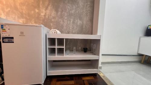 Un pequeño refrigerador blanco en una habitación. en Excelente perto do Aeroporto e Metro e 3 km das Praias, en Río de Janeiro