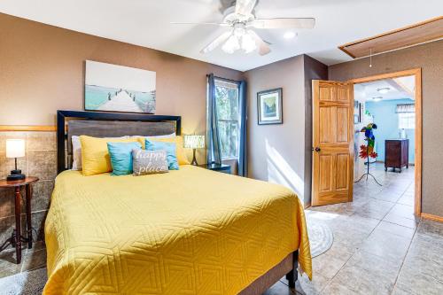 Postel nebo postele na pokoji v ubytování Lake Texoma Cabin - 1 Mi to Park and Boat Ramp!