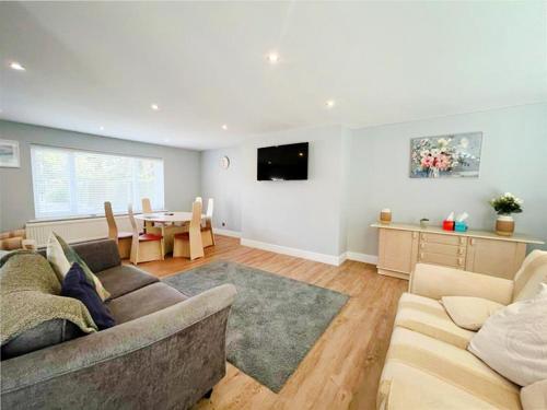 una sala de estar con un sofá y una mesa en Winthorp, en Ivychurch