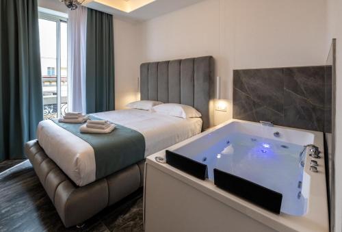 una camera d'albergo con un letto e una vasca da bagno di Mare Luxury a Napoli
