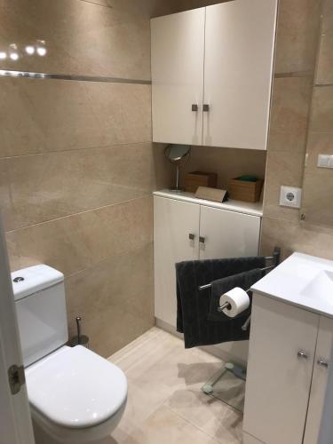 a bathroom with a toilet and a sink at Cuco in Requena