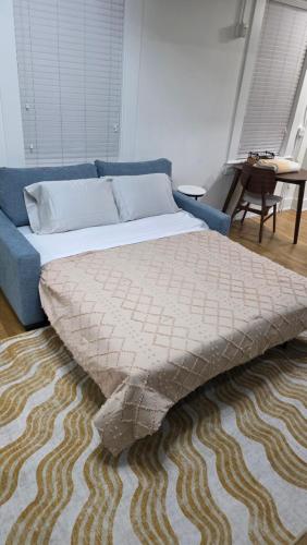 Ένα ή περισσότερα κρεβάτια σε δωμάτιο στο Quiet cheerful condo in the heart of OTR!