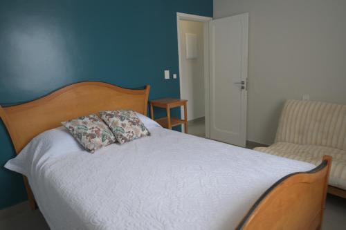 a bedroom with a bed with a pillow and a couch at 4 quartos Conforto e silêncio no coração de BH in Belo Horizonte