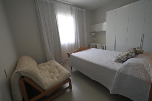 Ένα ή περισσότερα κρεβάτια σε δωμάτιο στο Conforto e silêncio no coração de BH