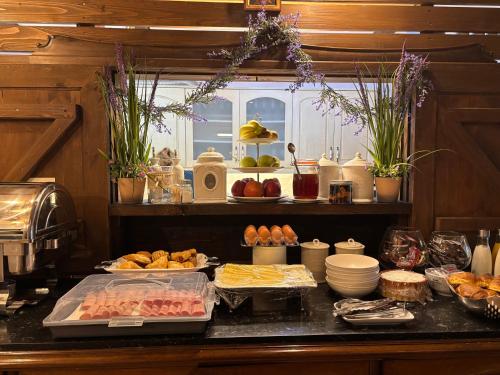 une cuisine avec un buffet de plats sur un comptoir dans l'établissement Vathyskia Guesthouse, à Kato Trikala Korinthias