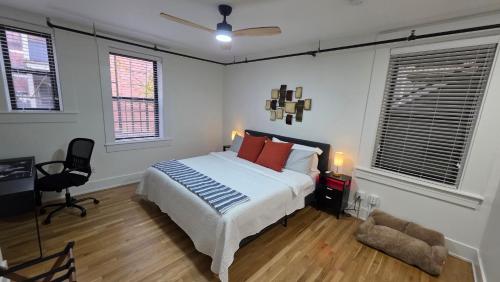 Ένα ή περισσότερα κρεβάτια σε δωμάτιο στο Quiet cheerful condo in the heart of OTR!