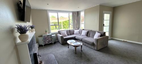 Posezení v ubytování Central Blenheim Character Bach - Kitchen, Laundry, BBQ