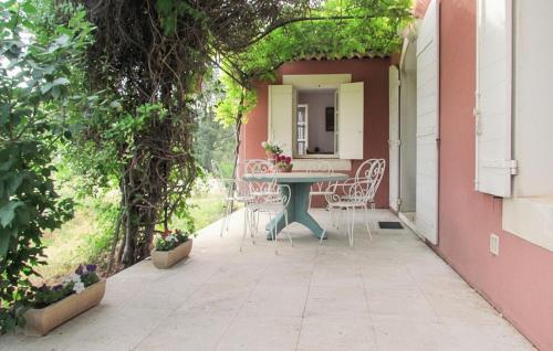 Un patio con una mesa y sillas. en Pet Friendly Home In Gargas With Wifi, en Gargas