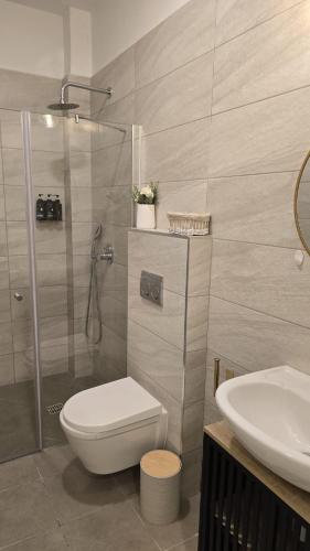 une salle de bains avec douche, toilettes et lavabo dans l'établissement Sunset Home, à Netanya