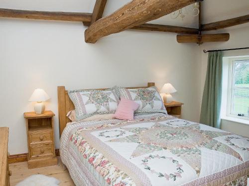 Ένα ή περισσότερα κρεβάτια σε δωμάτιο στο The Byre - Ijw