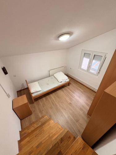 Φωτογραφία από το άλμπουμ του Elegant στο Ζρένιανιν