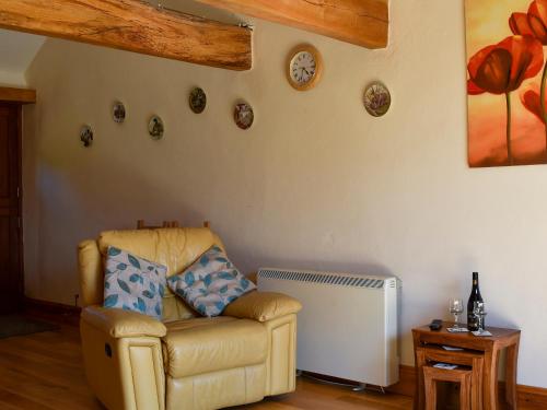 Saint EndellionにあるRound House - Uk12083のリビングルーム(椅子、壁掛け時計付)