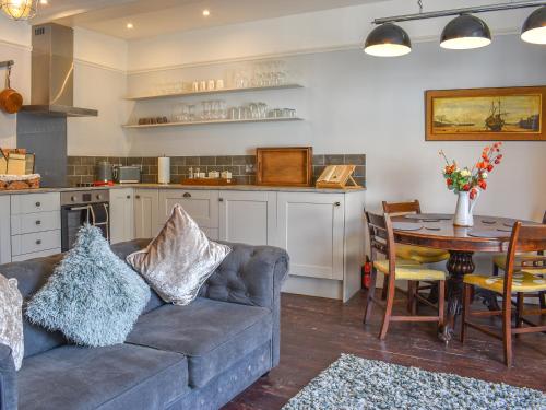 ein Wohnzimmer mit Sofa und Tisch in der Unterkunft Duke Of Wellington Hq in Hastings