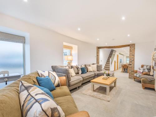 WinewallWhiteoak Cottage的客厅里有一张沙发和一张桌子。