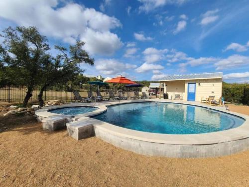 Bazén v ubytování Beautiful Pet-Friendly Cottage with Outdoor Fireplace for a Wonderful Escape in Nature near Austin, Texas nebo v jeho okolí