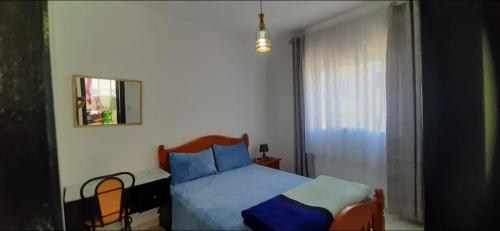 Un dormitorio pequeño con una cama y una ventana. en RESIDENCE AL Hoceima 2 Minutes de prés de PLAGE CALABONITA, en Alhucemas