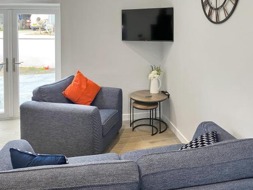 un salon avec un canapé et une table dans l'établissement Llaethdy Arfryn, à Maenclochog