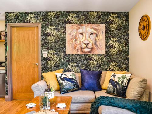 ein Wohnzimmer mit einem Sofa und einem Gemälde eines Löwen in der Unterkunft The Retreat in Saint Leonards