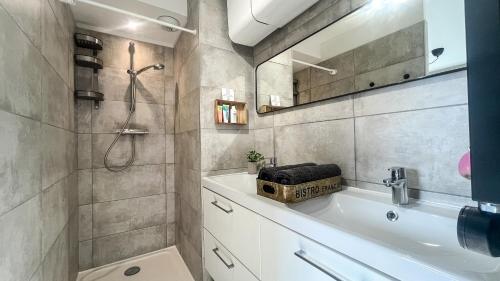 a bathroom with a tub and a toilet and a sink at Au Petit Vélo - Appart Vue sur la Bâtie - Parking Gratuit & Calme - Vienne in Vienne