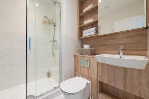 een badkamer met een douche, een toilet en een wastafel bij Casa Di Dolce Two Bedroom Apartment with Balcony in Maidstone